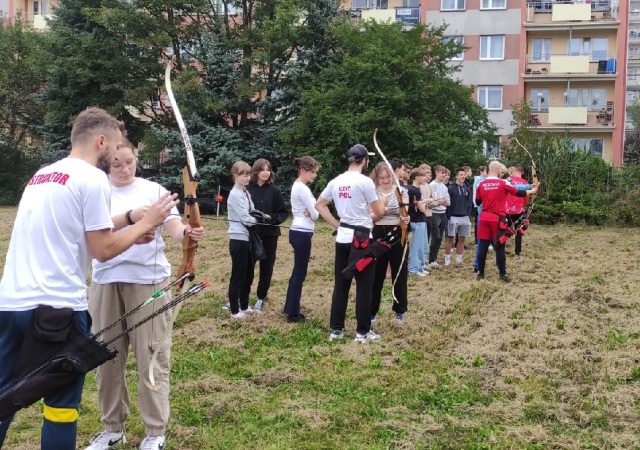 uczniowie II LO podczas instruktażu w łucznictwie